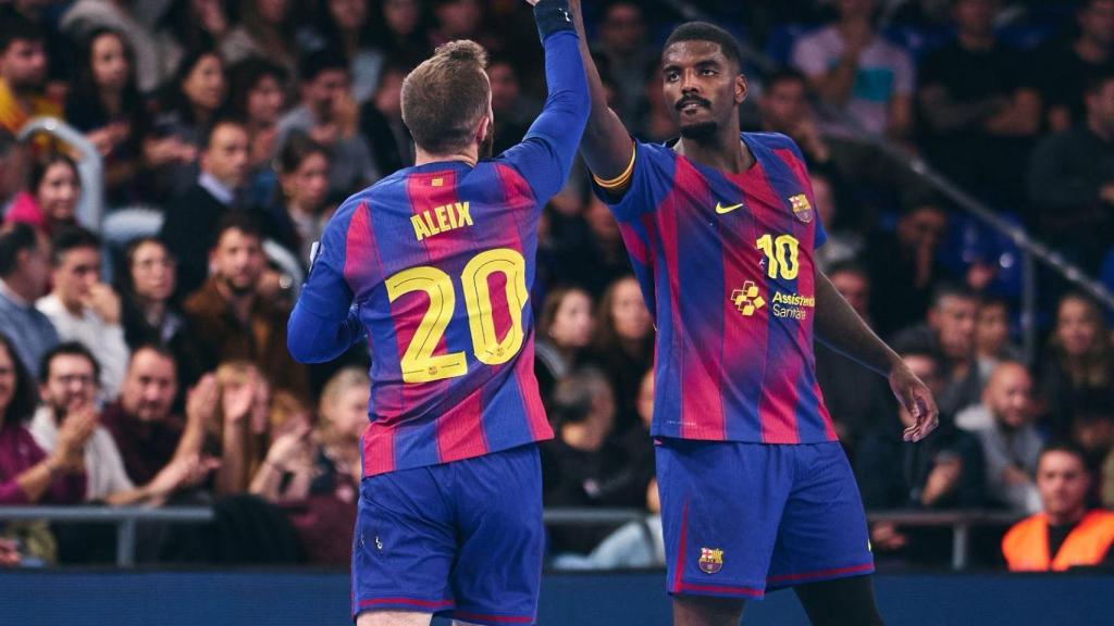 Aleix Gómez i Dika Mem celebren un gol al Barça d'handbol-PSG de l'EHF Champions League