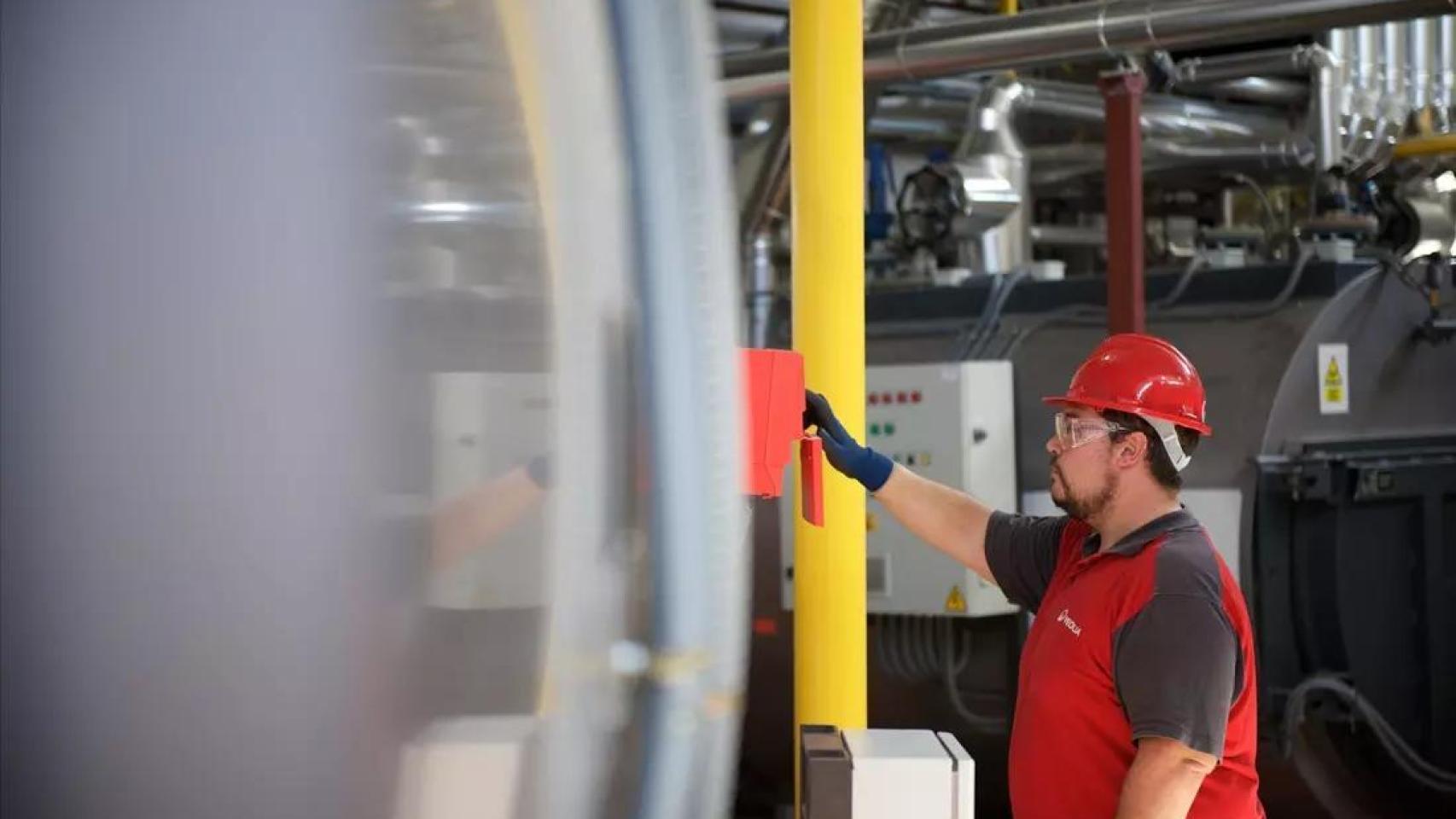 Un operario de Veolia, en una instalación del grupo