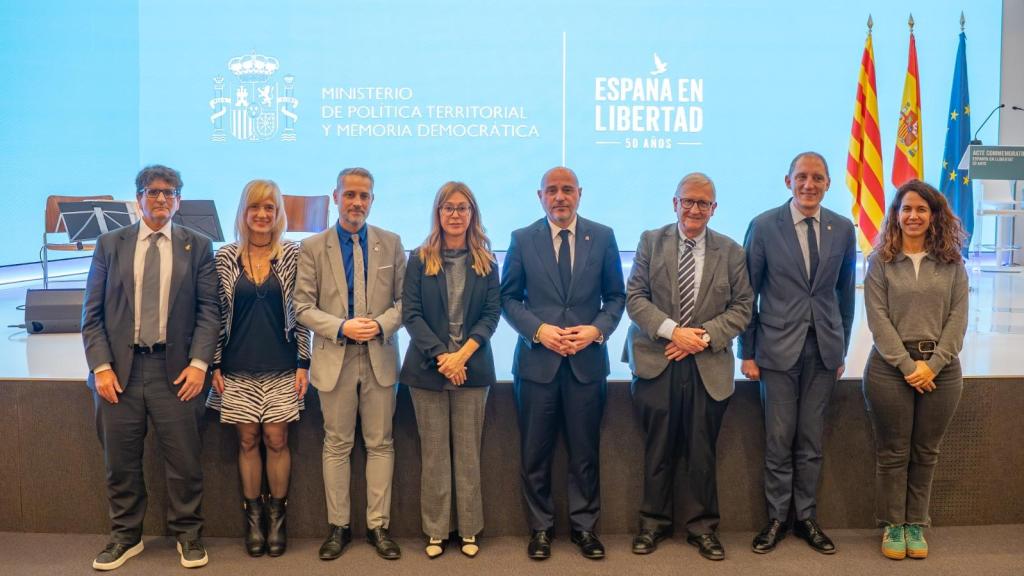 Foto de familia del acto 'España en Libertad' celebrado en Barcelona el 3 de diciembre, con el delegado del Gobierno, Carlos Prieto
