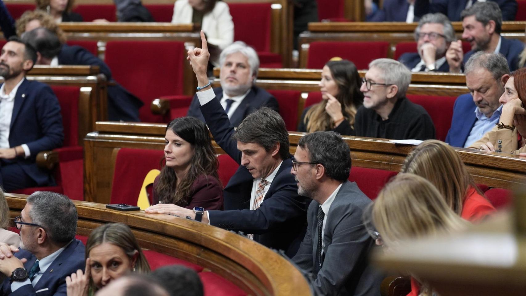 Los diputados de Junts, Mònica Sales (i) y Salvador Vergés (c), durante una sesión de control al Govern