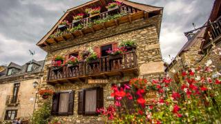 El bucólico pueblo de la Vall d'Aran que enamora a National Geographic con sus flores, Bagergue