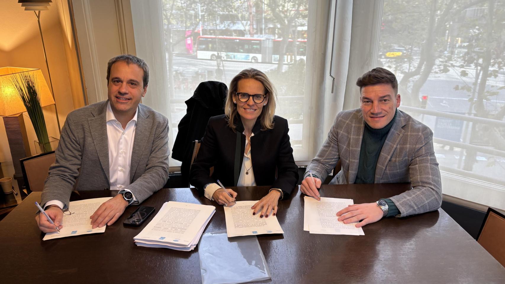 De izq. a dcha., Enrique Romero, founder COO de Sólida Renovables; Teresa Rodón, Vicepresidenta de Bureau Veritas Iberia; y Fernando Rueda, consejero delegado de Sólida Renovables.