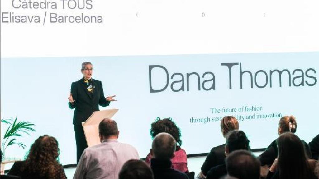 Dana Thomas fa una conferència als alumnes de la formació de TOUS-Elisava