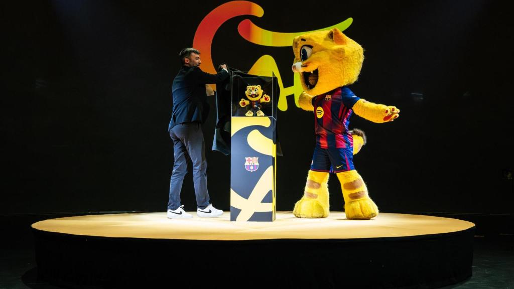 CAT, la mascota del Barça, en la presentación de su nuevo peluche