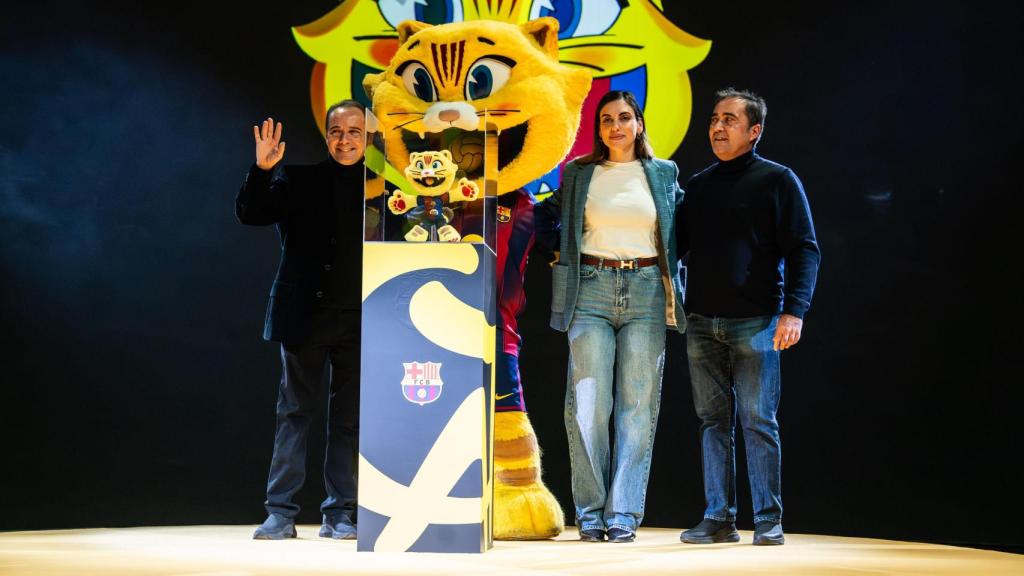 Los hermanos Grangel y Paloma Mikadze, en la presentación del peluche de CAT