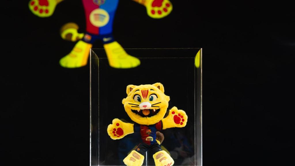 El nuevo peluche de CAT, la mascota del Barça, en el museo inmersivo