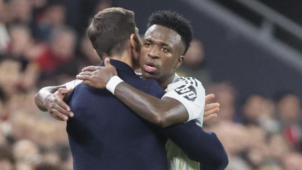 El abrazo de Vinicius Jr y Xabi Alonso en el Athletic Club-Real Madrid