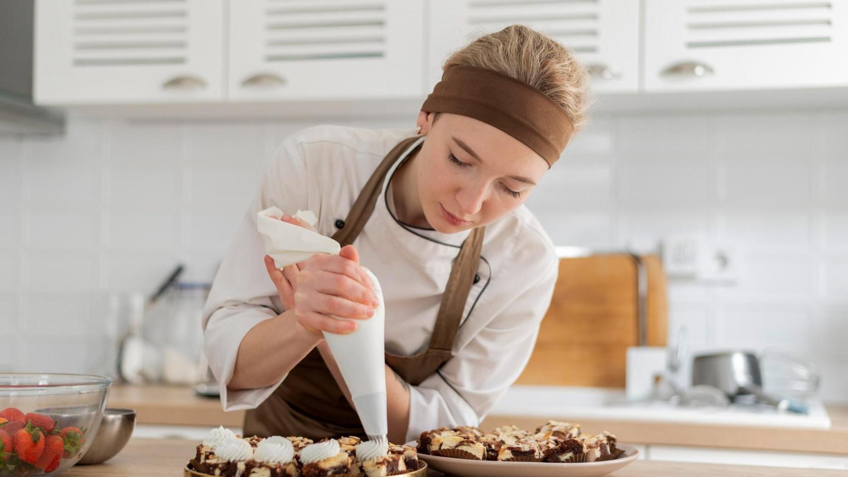 Mujer pastelera / Freepik