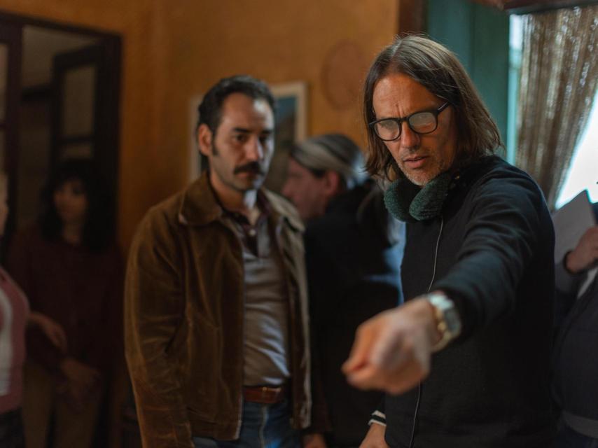 Rafael Cobos dirigint els actors durant el rodatge de 'Cops'