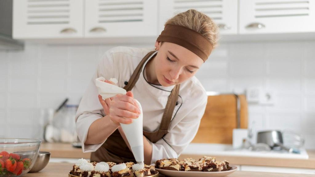 Mujer pastelera / Freepik