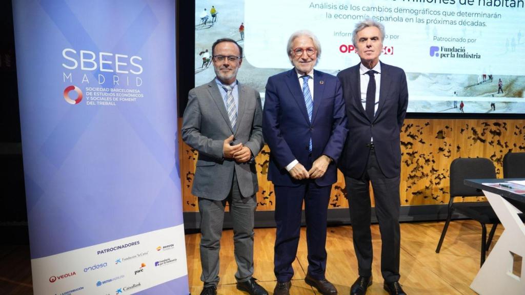 De izq. a dcha., Juan Francisco Caro, director de Opina 360; Josep Sánchez Llibre, presidente de Foment del Treball y de la Sbees; y Fèlix Riera, director de la Sbees / SBEES