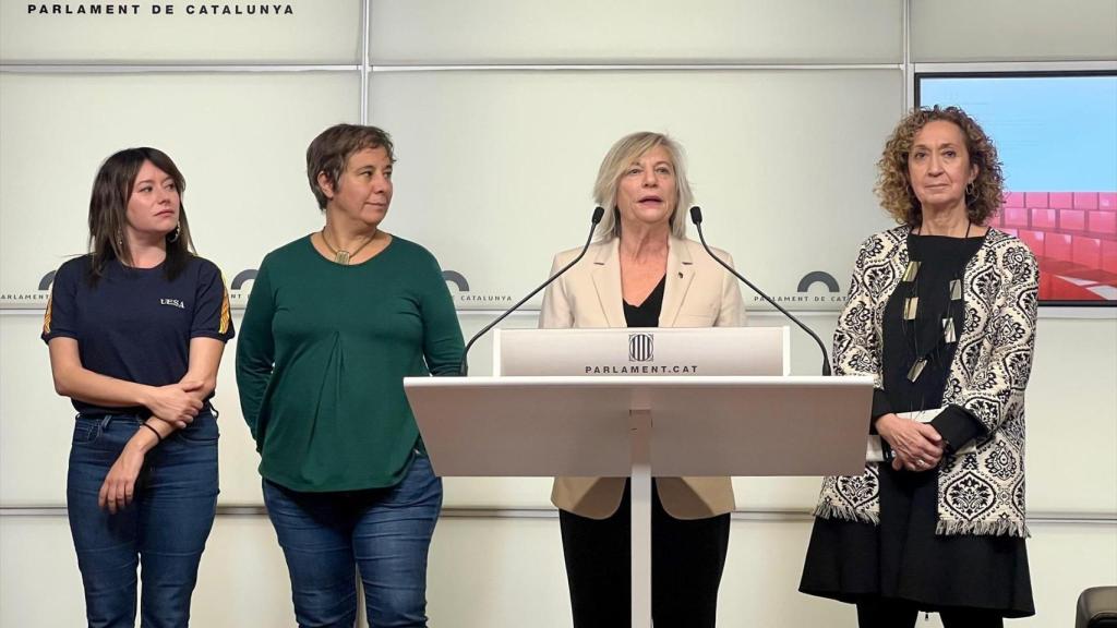 Las diputadas Eva Candela (PSC), Esther Capella (ERC), Susana Segovia (Comuns) y Laure Vega (CUP), en una rueda de prensa desde el Parlament