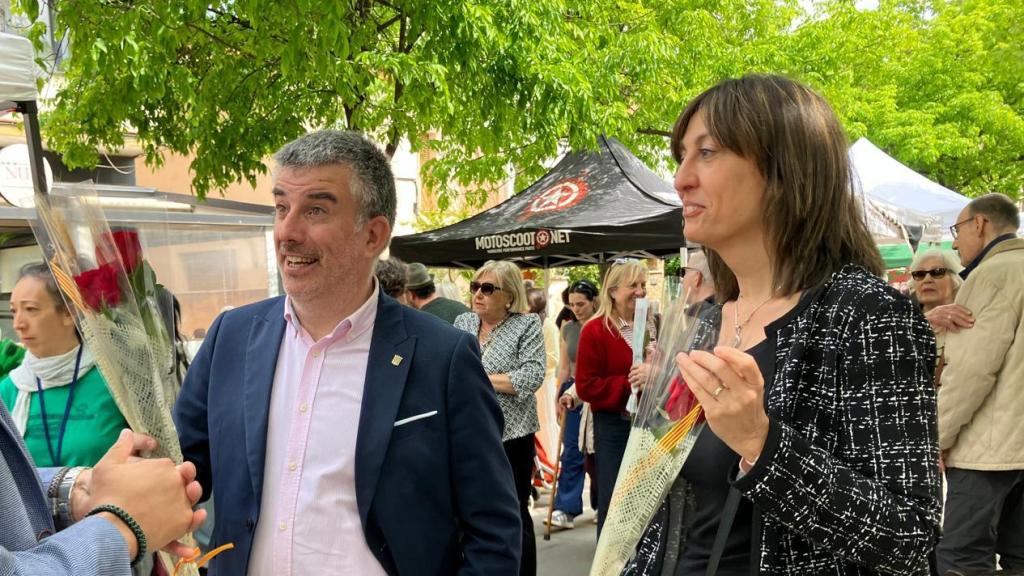 Jordi Viñas, alcalde de Salt, y Cristina Alarcón, regidora de Gent Gran del Ayuntamiento de Salt