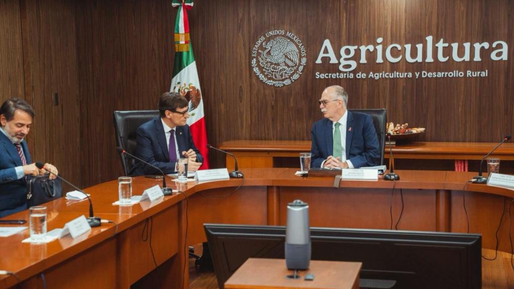 Reunión del 'president' de la Generalitat, Salvador Illa, con el secretario de Agricultura del Gobierno de México, Julio Berdegué, al que le ha pedido confianza en el sector porcino catalán