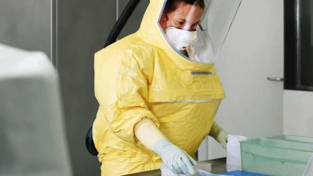 Trabajadora equipada del laboratorio IRTA-CReSA