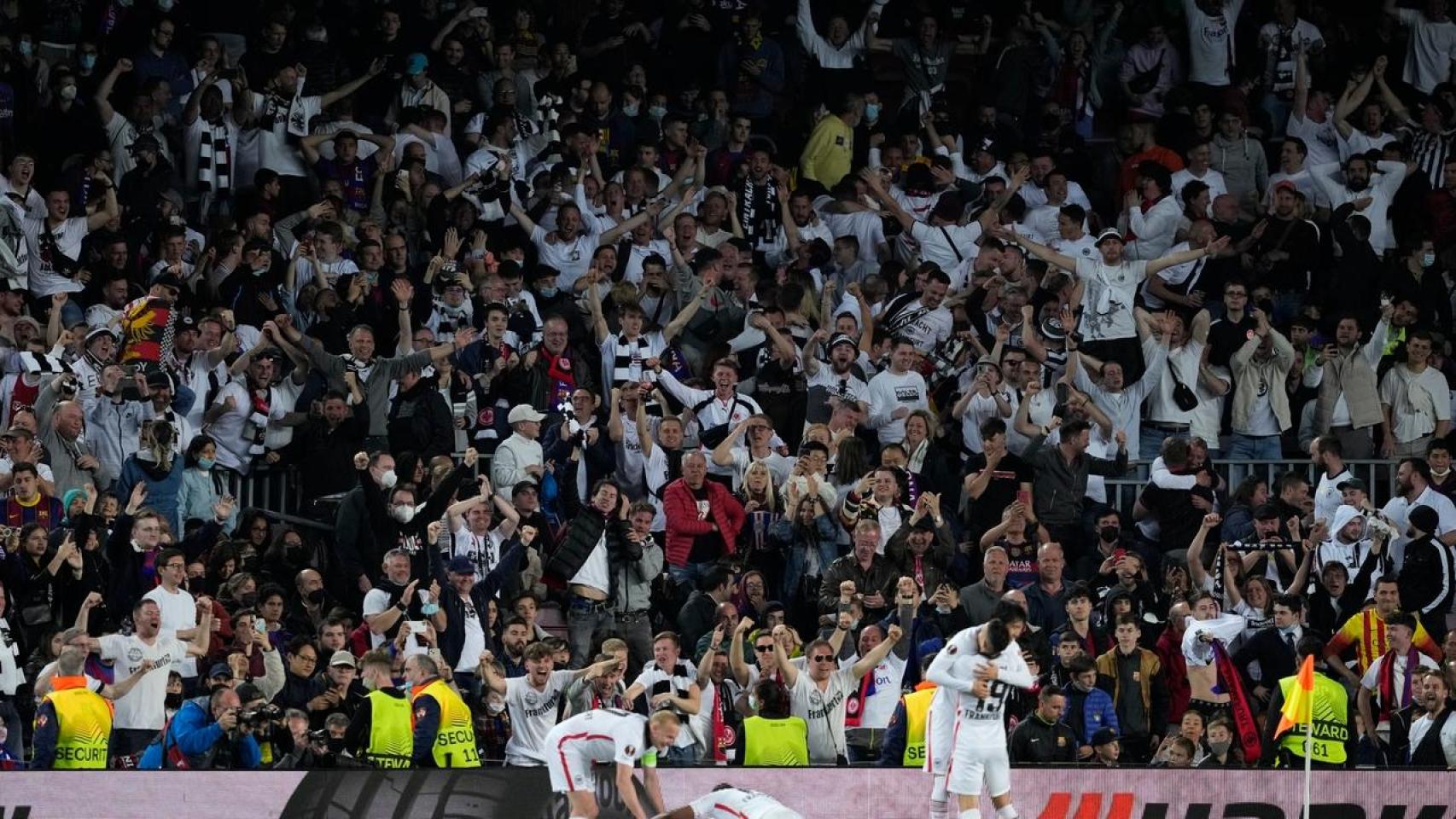 Los aficionados del Eintracht de Frankfurt, en el Camp Nou durante un partido de Europa League