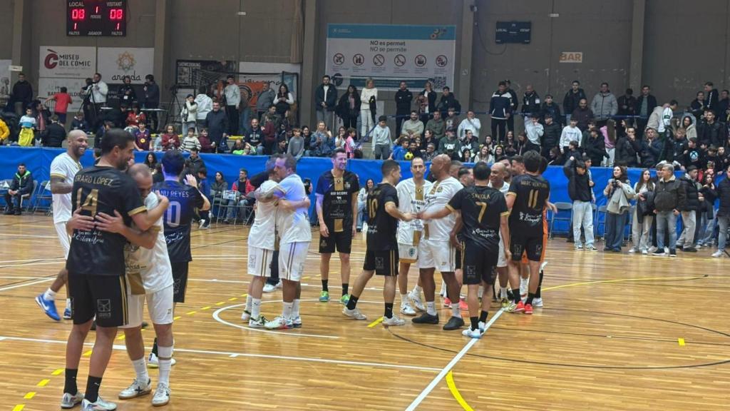 Los jugadores del partido de las estrellas de Castelldefels se abrazan después del encuentro