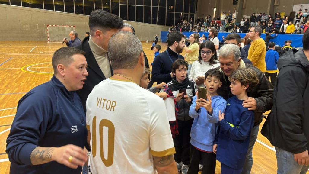 Joan Laporta firma autógrafos y se toma fotografías en el partido de las estrellas de Castelldefels