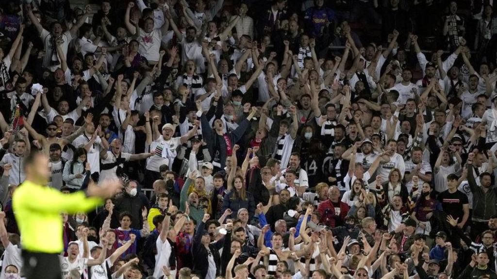 30.000 aficionats alemanys celebren al Camp Nou la victòria de l'Eintracht sobre el Barça