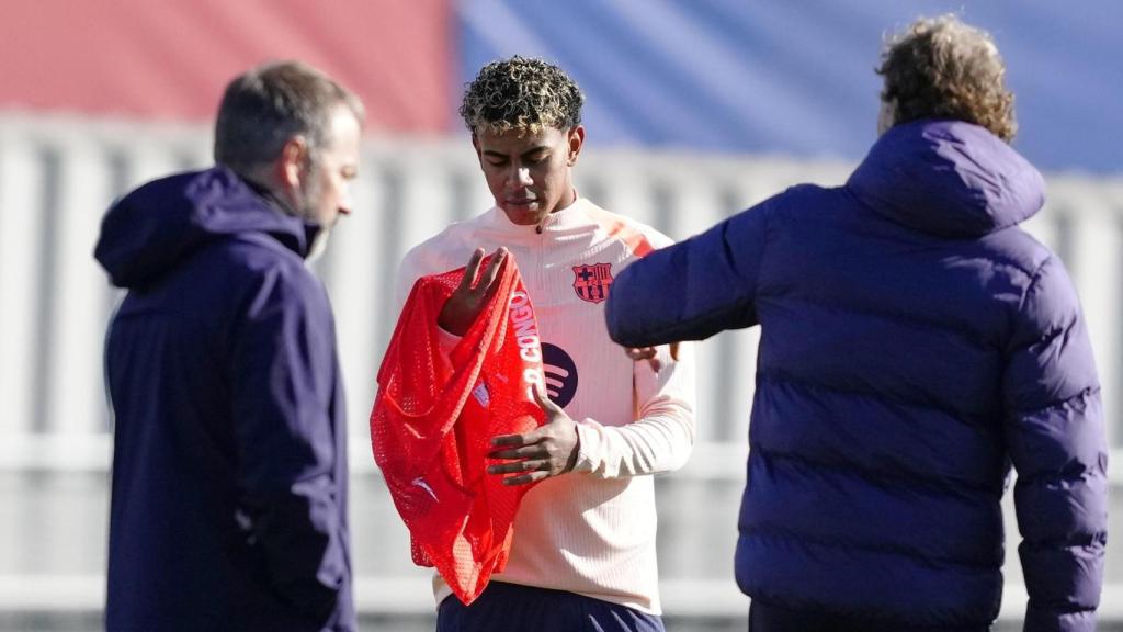 Hansi Flick y Lamine Yamal en el entrenamiento del Barça previo al partido contra el Betis