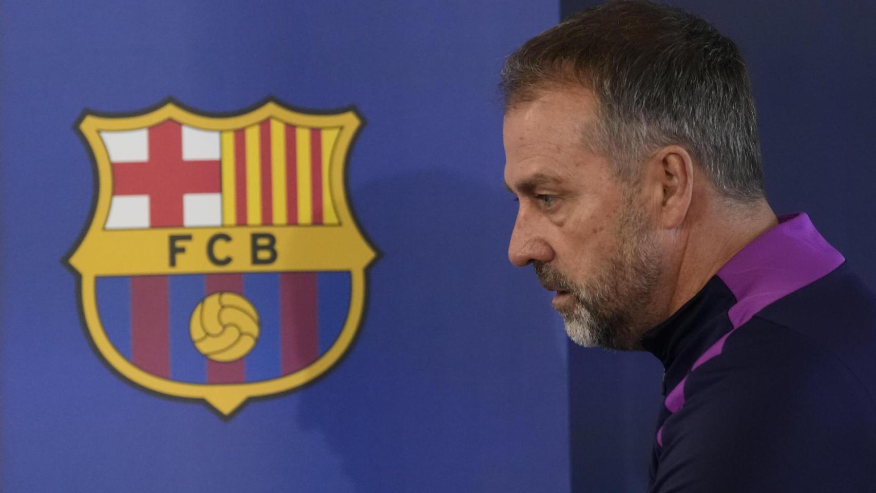 Hansi Flick aplaude la reacción del equipo tras la derrota contra el Chelsea y se rinde a tres jugadores del Barça