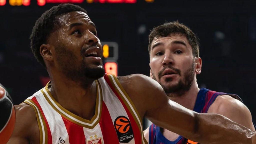 Darío Brizuela defensa un rival a l'Estrella Roja-Barça de bàsquet de l'Eurolliga