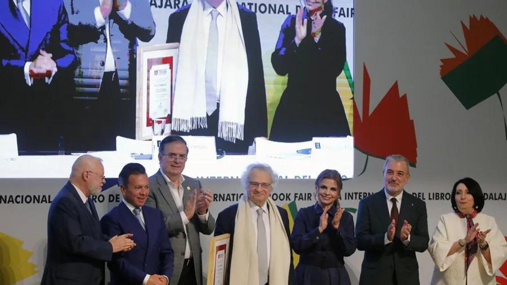 El escritor libanés Amin Maalouf, en el momento de recibir el Premio de Literatura en Lenguas Romances 2025, en Guadalajara (México)