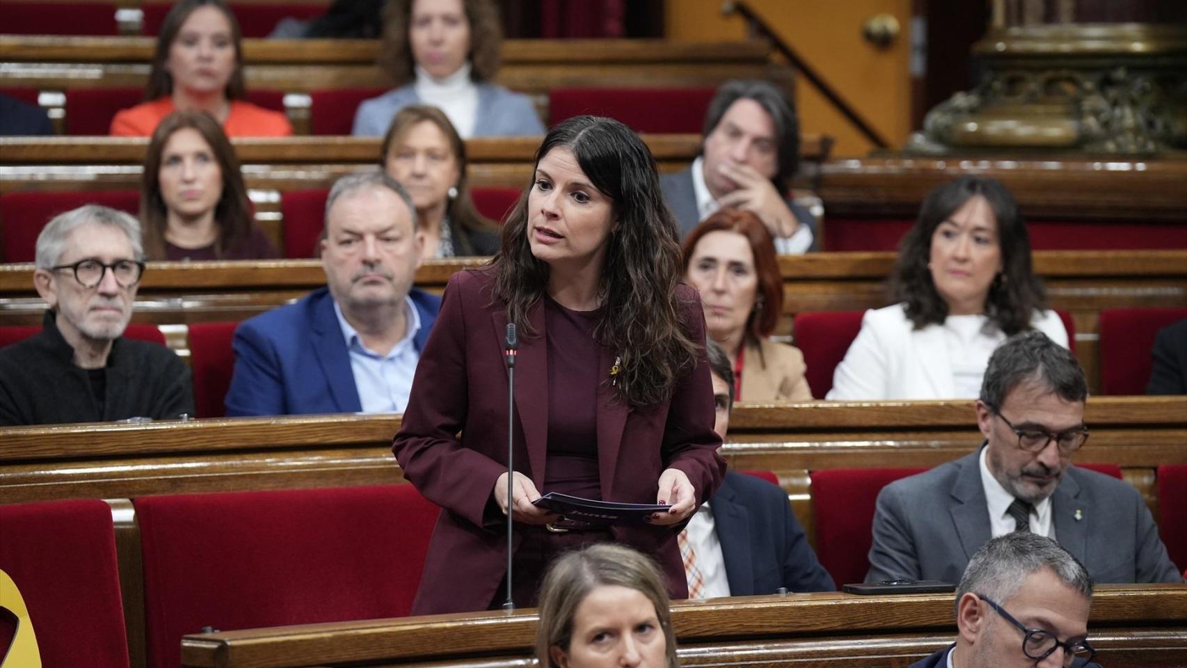La diputada de Junts, Mònica Sales, durante una sesión de control al Govern, en el Parlament