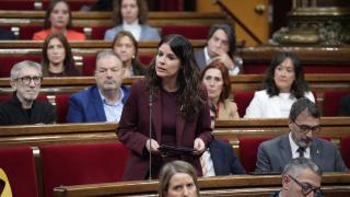 La diputada de Junts, Mònica Sales, durante una sesión de control al Govern, en el Parlament