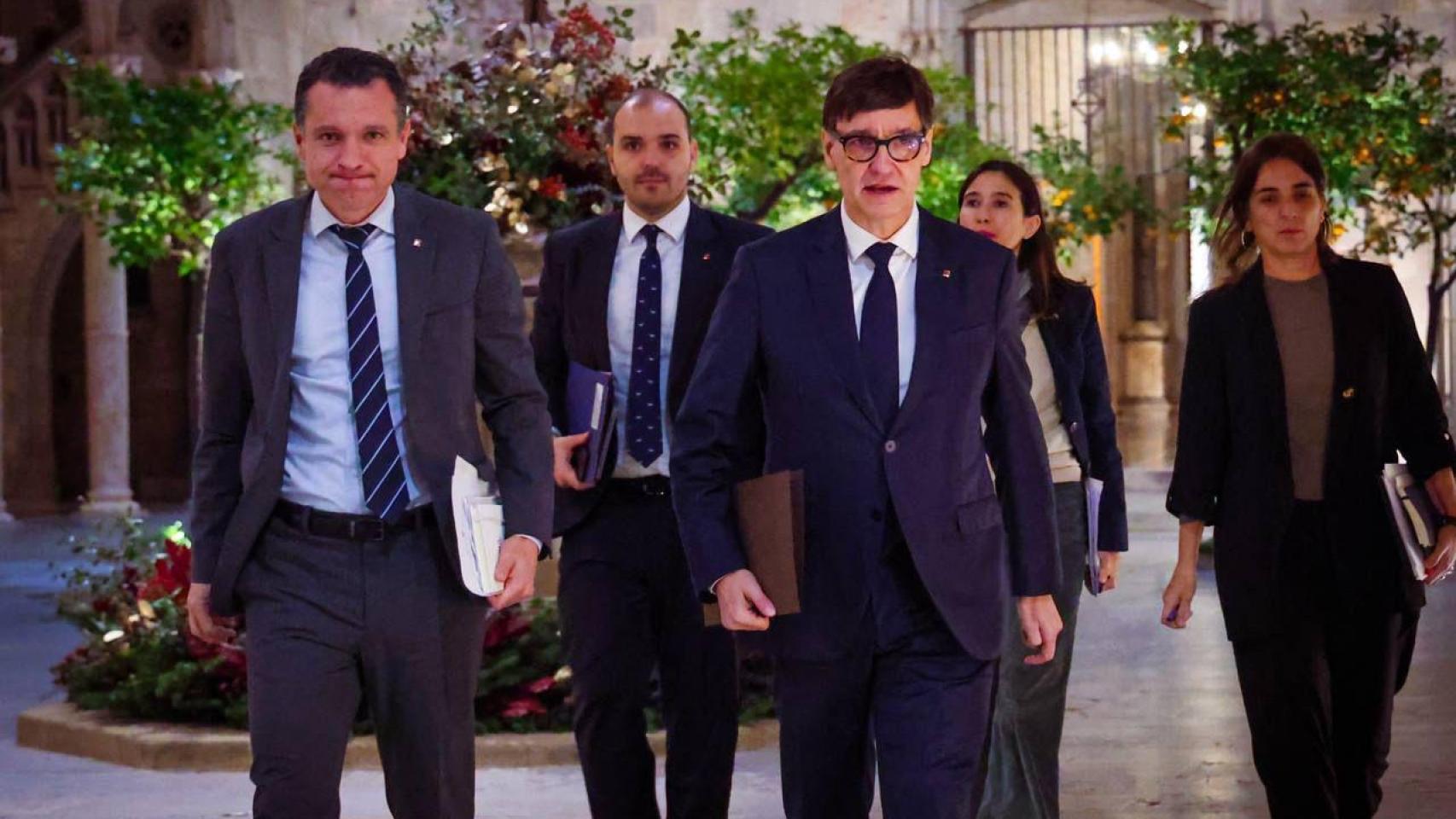 El 'president' Salvador Illa, junto a los 'consellers' Òscar Ordeig, Albert Dalmau, Núria Parlón y Núria Montserrat, antes de una reunión por el brote de peste porcina africana