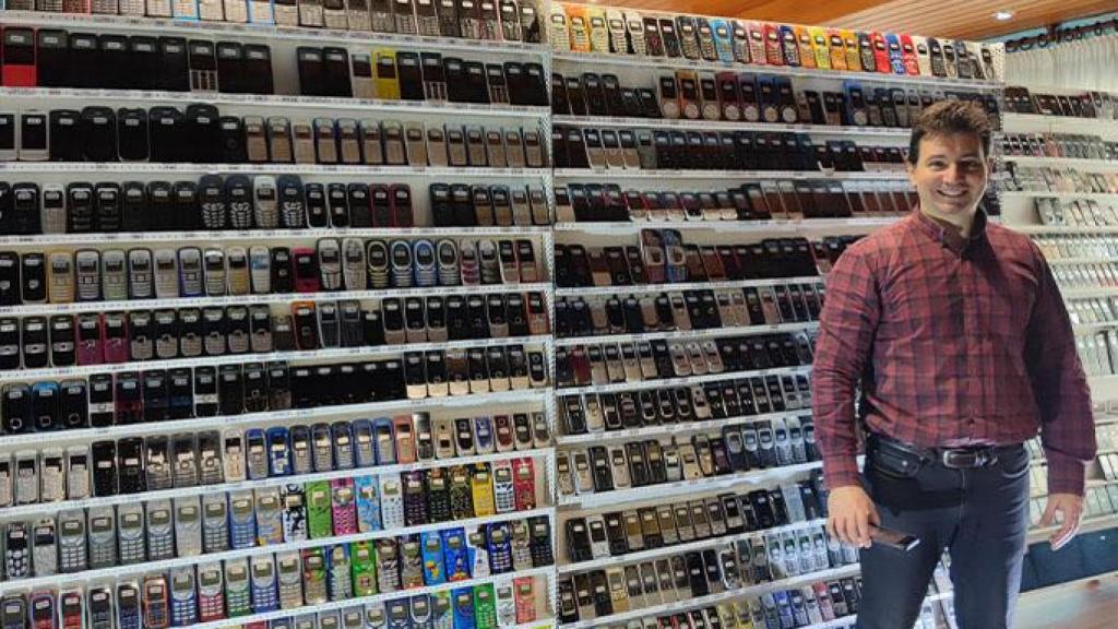 Wences Palau Fernández, el mayor coleccionista de móviles del mundo, con su colección de fondo