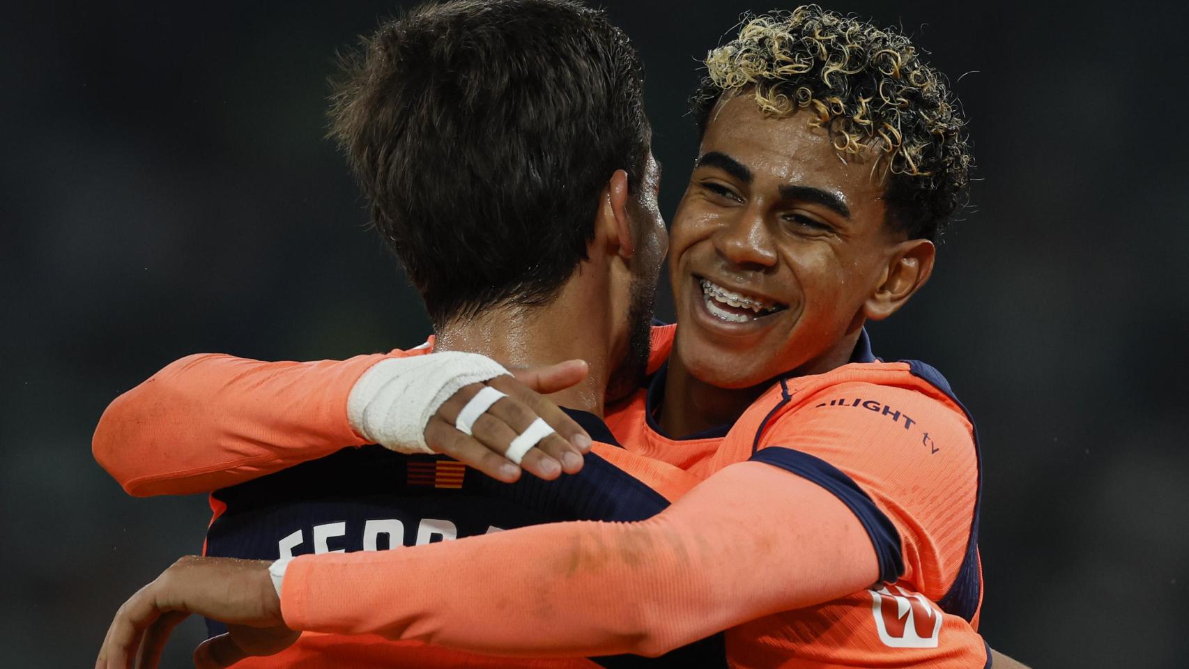 Lamine Yamal abraza a Ferran Torres tras el 1-4 del Barça contra el Betis