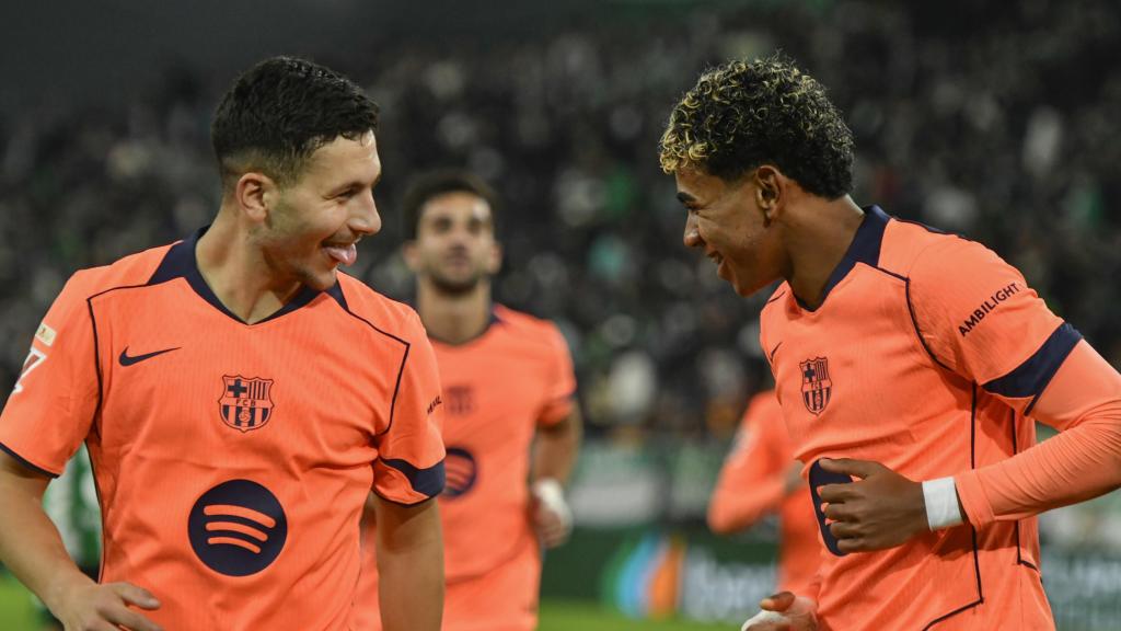 Roony Bardghji y Lamine Yamal celebran un gol en el Betis-Barça de la Liga