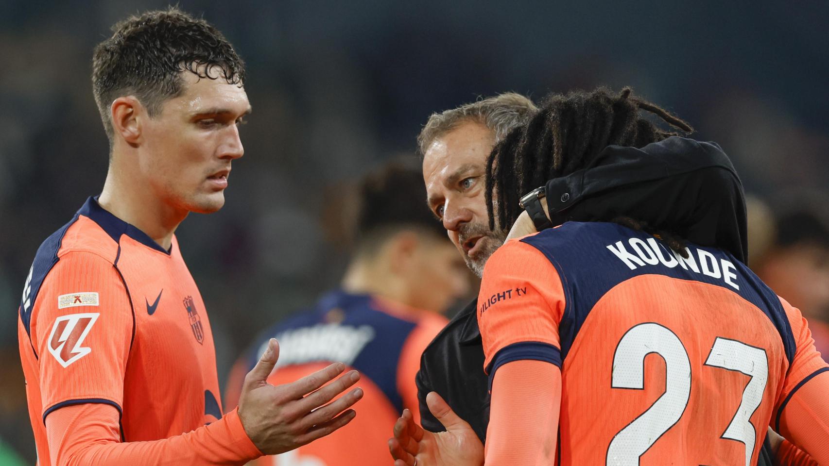 Hansi Flick abraza a Jules Koundé y Andreas Christensen tras el Betis-Barça