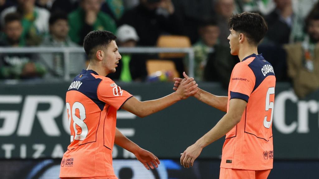 Pau Cubarsí felicita Roony Bardghji pel seu primer gol amb el Barça