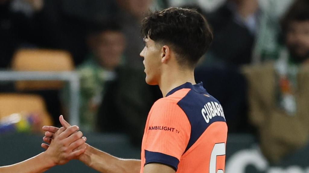 Pau Cubarsí felicita Roony Bardghji pel seu primer gol amb el Barça