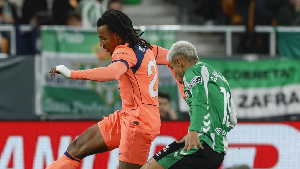 Jules Koundé supera un defensor en el Betis-Barça de la Liga