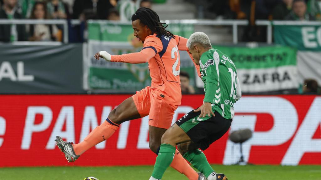Jules Koundé supera un defensor en el Betis-Barça de la Liga