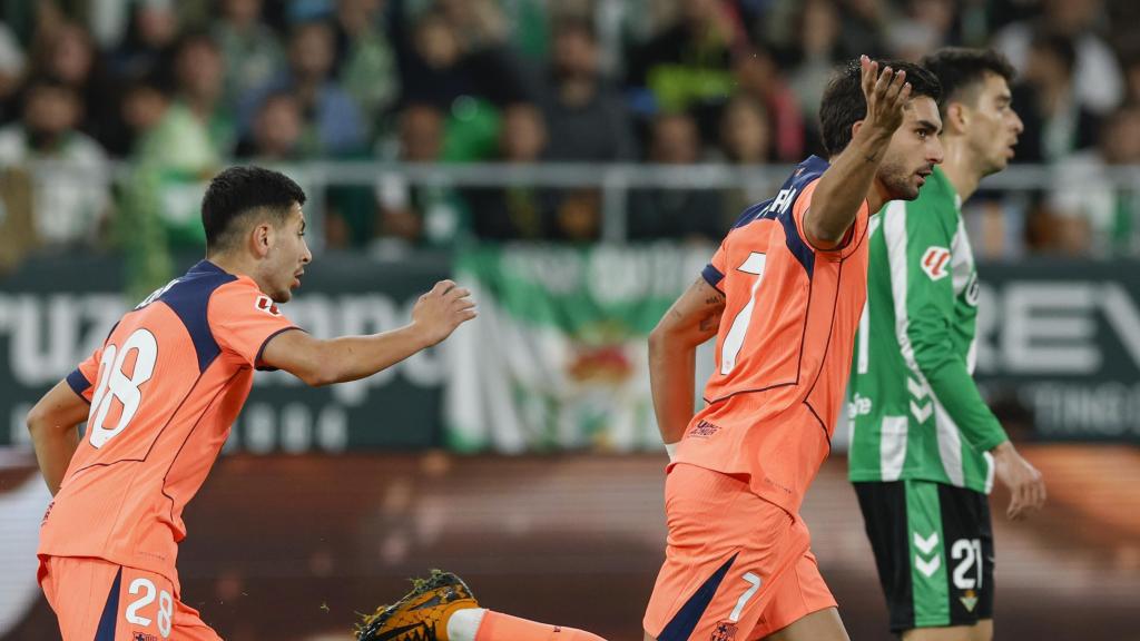 Roony Bardghji y Ferran Torres celebran un gol en el Betis-Barça de la Liga