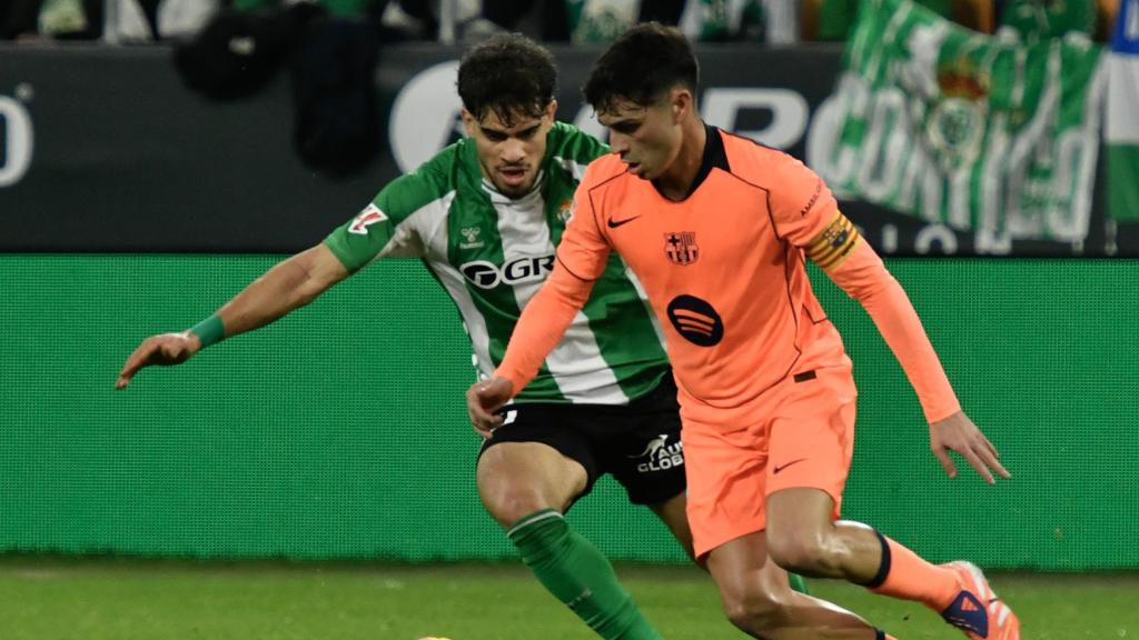 Pedri regatea a Abde en el Betis-Barça de la Liga
