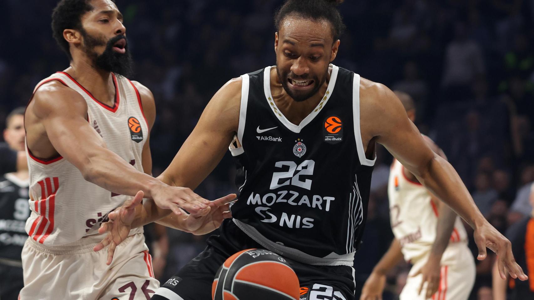 Jabari Parker lucha por la pelota con Spencer Dinwiddie en el Partizan-Bayern de Euroliga