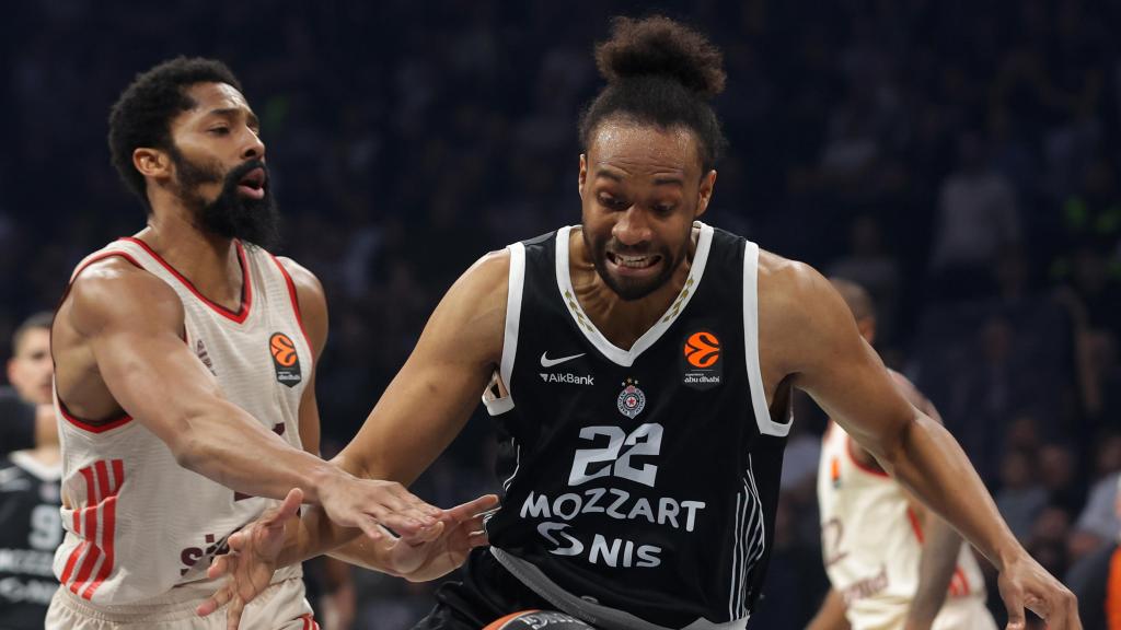 Jabari Parker lucha por la pelota con Spencer Dinwiddie en el Partizan-Bayern de Euroliga