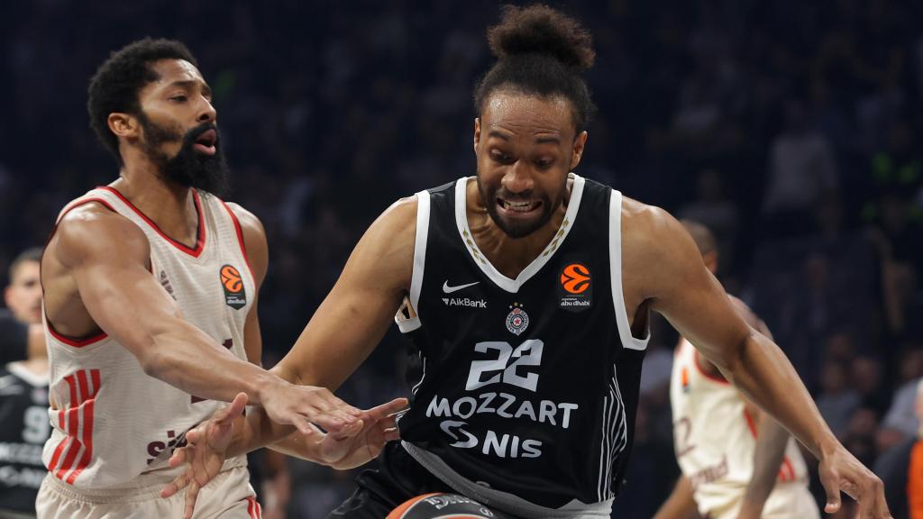 Jabari Parker lucha por la pelota con Spencer Dinwiddie en el Partizan-Bayern de Euroliga