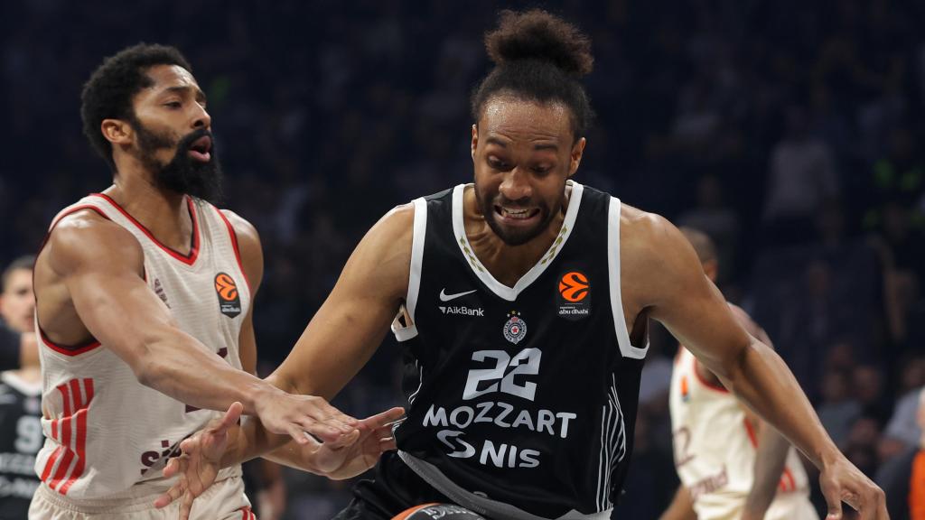 Jabari Parker lucha por la pelota con Spencer Dinwiddie en el Partizan-Bayern de Euroliga