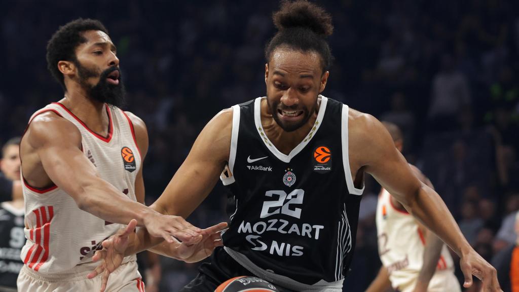 Jabari Parker lucha por la pelota con Spencer Dinwiddie en el Partizan-Bayern de Euroliga