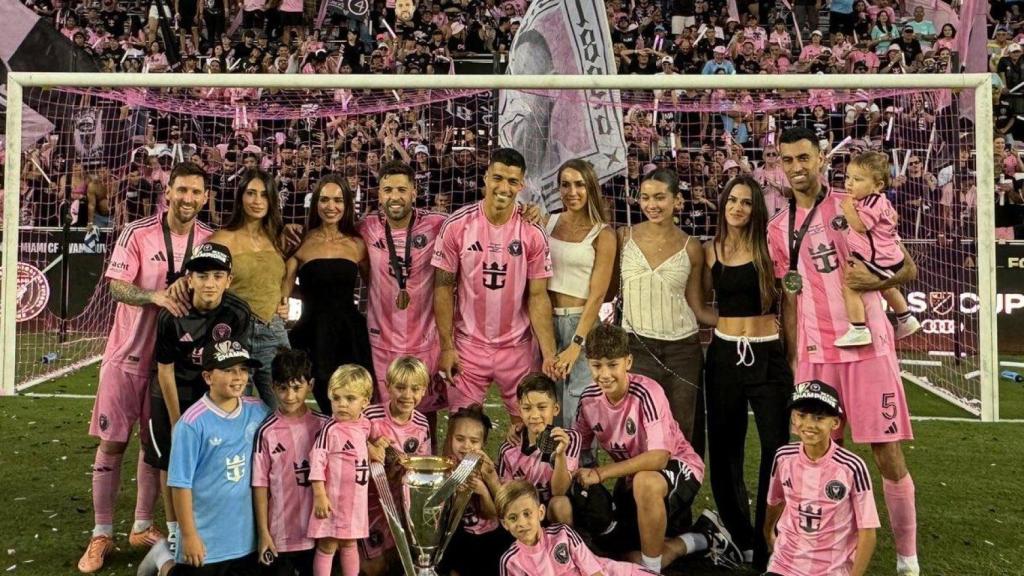 Las familias de Luis Suárez, Jordi Alba, Leo Messi y Sergio Busquets después de ganar la MLS