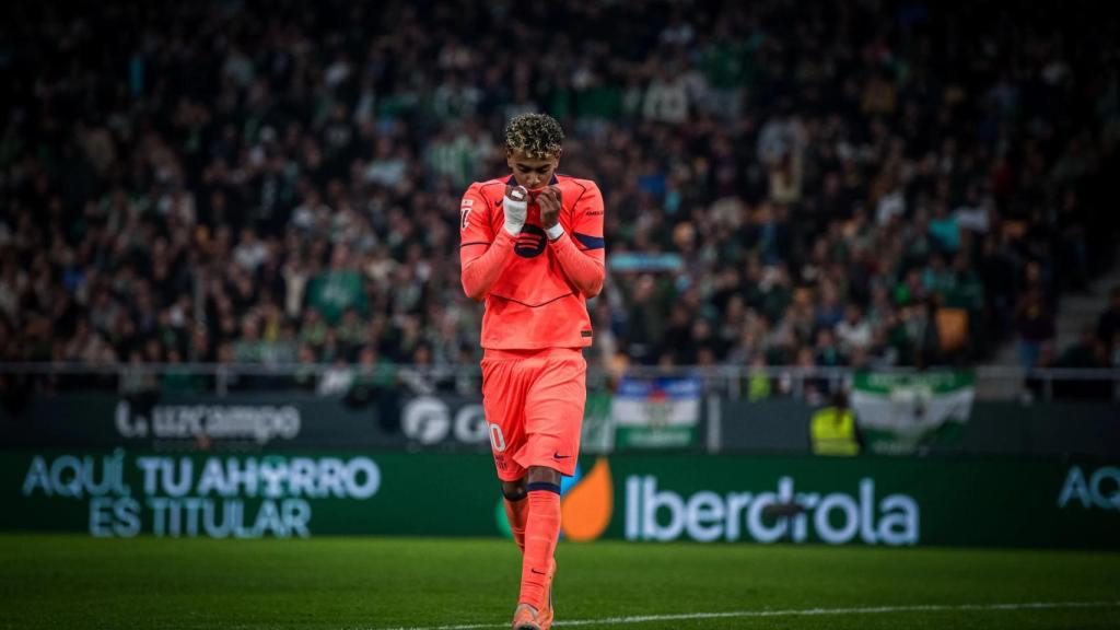 Lamine Yamal marca ante el Real Betis y besa el escudo del Barça