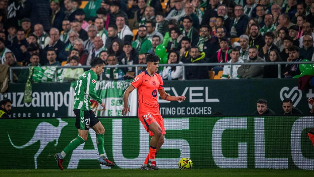 Marc Bernal passa una pilota durant el Betis-Barça
