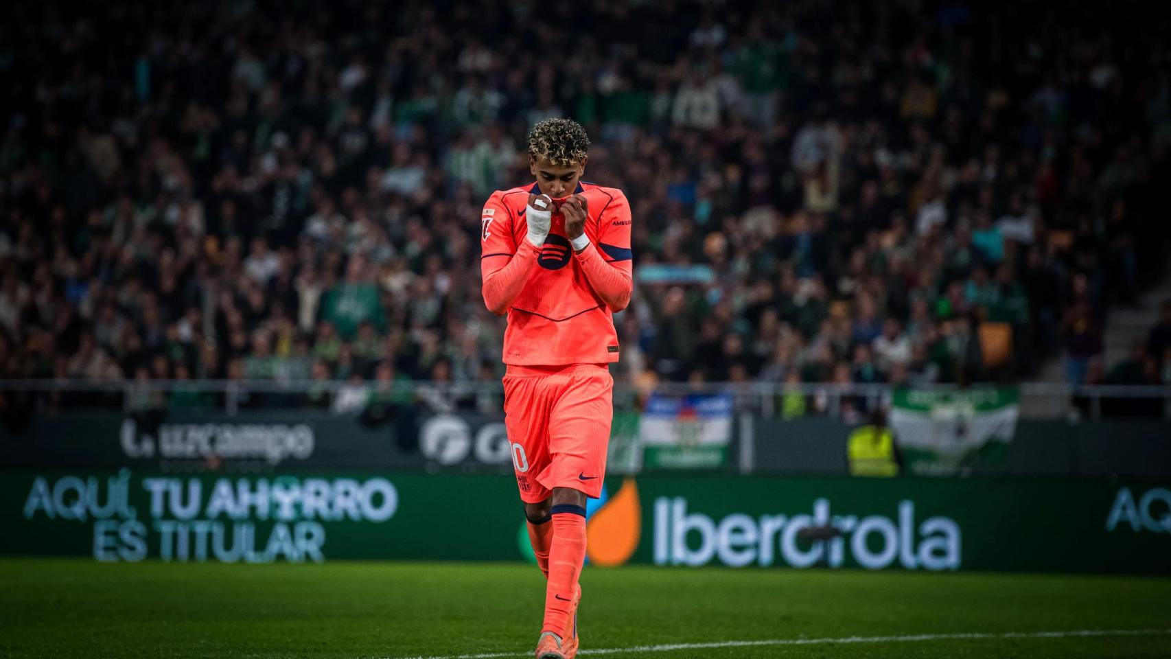 Lamine Yamal marca ante el Real Betis y besa el escudo del Barça