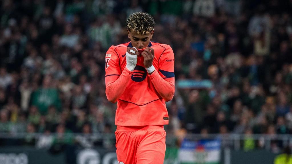 Lamine Yamal marca ante el Real Betis y besa el escudo del Barça